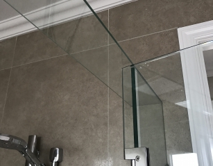 Glass Brace fitted to all Frameless Screens with a pivot door
